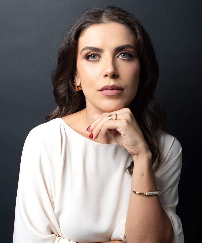 Dra. Vanessa Almeida em atendimento
